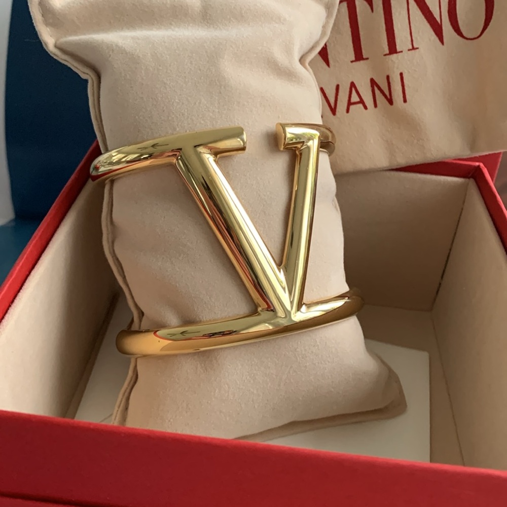 🔥💛🔥💛 Valentino Garavani V logo gold colour cuff bracelet 🔥💛🔥💛